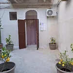 B&B Le Lumìe Il Cortiletto Del Centro Bed end Kitchen
