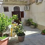 Le Lumie L' Antico Cortile Con Cucina Privata With Private Kitchen Panzió