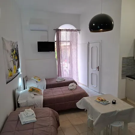 Le Lumie L' Antico Cortile Camere Con Cucina Privata With Private Kitchen Panzió 3*