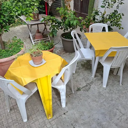 B&B Le Lumìe Il Cortiletto Del Centro Bed end Kitchen Couette-café 3*