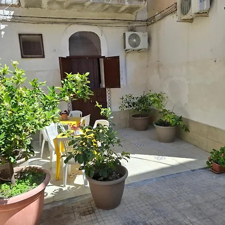 Le Lumie L' Antico Cortile Con Cucina Privata With Private Kitchen Bed & Breakfast