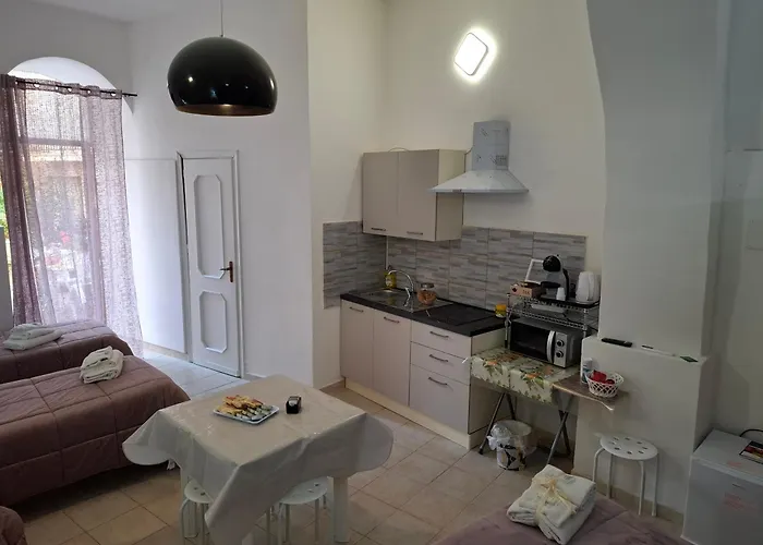 Le Lumie L' Antico Cortile Camere Con Cucina Privata With Private Kitchen فندق مبيت وإفطار 3*